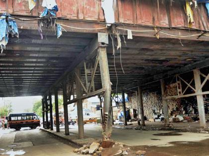 Dumper strikes Pillar of Ray Road bridge; Closed for bridge transportation | रे रोड पुलाच्या पिलरला डम्परची धडक; पूल वाहतुकीसाठी बंद