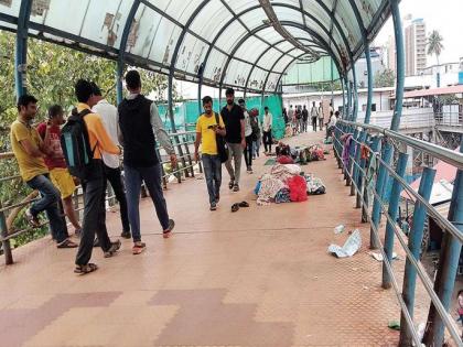 Danka 'Lokmat'; Homeless deleted on the Kandivali Skywalk | दणका 'लोकमत'चा; कांदिवली स्कायवॉकवरील बेघरांना हटविले