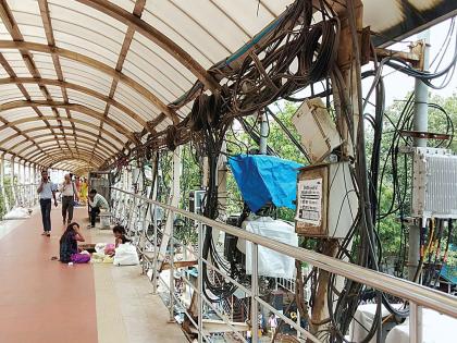 Borivali Skywalk Becomes Advertising Panel | बोरीवली स्कायवॉक बनला जाहिरात फलक