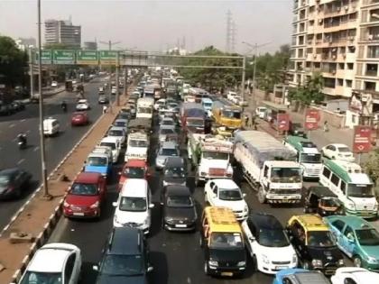 Since the Savitribai Flowers Bridge is closed, transporters at Amarmahal | सावित्रीबाई फुले पूल बंद असल्याने अमरमहल येथे वाहतूककोंडी