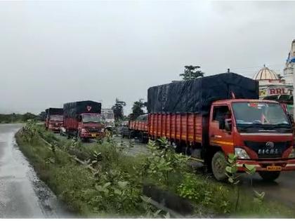 Traffic jam on Mumbai Goa highway, queues of vehicles up to three to four kilometers at Wakan | Traffic Jam: मुंबई गोवा महामार्गावर वाहतूक कोंडी, वाकण येथे तीन चार किलोमीटर पर्यंत वाहनाच्या रांगा