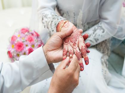 Money or goods from a child without any pressure Meher in Muslim society is a religious right in marriage | कोणत्याही दबावाशिवाय मुलाकडूनच रक्कम किंवा वस्तू; मुस्लीम समाजातील ‘मेहर’ हा विवाहातील धार्मिक हक्क Money or goods from a child without any pressure Meher in Muslim society is a religious right in marriage | कोणत्याही दबावाशिवाय मुलाकडूनच रक्कम किंवा वस्तू; मुस्लीम समाजातील ‘मेहर’ हा विवाहातील धार्मिक हक्क