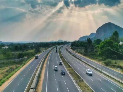 Two vehicle accident on Pune Mumbai Expressway One dead one injured | पुणे-मुंबई द्रुतगती मार्गावर दोन वाहनांचा अपघात; एकाचा मृत्यू, एकजण जखमी