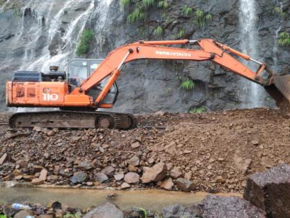 Achieved in twenty-two hours in torrential rains; Nine hundred and fifty workers cleared the Pune-Mumbai railway line | कोसळत्या पावसात तब्बल बावीस तासात साधले लक्ष्य; साडेनऊशे कामगारांनी केला पुणे - मुुंबई रेल्वे मार्ग मोकळा