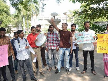 Crowds protest protest | भ्याड हल्याचा संघटनेकडून निषेध