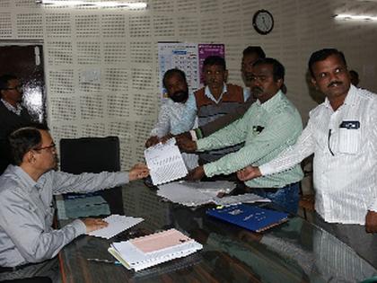 Shirpur, Dhule toll plaza should stop financial exploitation of employees | शिरपूर, धुळे टोल प्लाझावरील कर्मचाऱ्यांचे आर्थिक शोषण थांबवावे Shirpur, Dhule toll plaza should stop financial exploitation of employees | शिरपूर, धुळे टोल प्लाझावरील कर्मचाऱ्यांचे आर्थिक शोषण थांबवावे