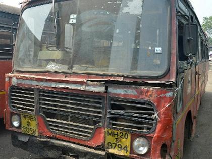 Travelers have to make life-threatening journey through wreck buses | भंगार बसेसमधून प्रवाशांना करावा लागतो जीवघेणा प्रवास