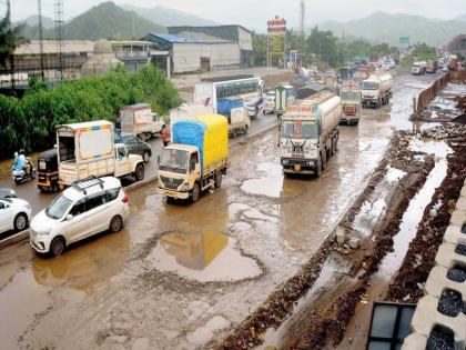 ...This is the way to Yamaloki! As many as 20,000 potholes on the Mumbai-Ahmedabad route | ...हा तर यमलोकी जाण्याचा मार्ग! मुंबई-अहमदाबाद मार्गावर तब्बल २० हजार खड्डे ...This is the way to Yamaloki! As many as 20,000 potholes on the Mumbai-Ahmedabad route | ...हा तर यमलोकी जाण्याचा मार्ग! मुंबई-अहमदाबाद मार्गावर तब्बल २० हजार खड्डे