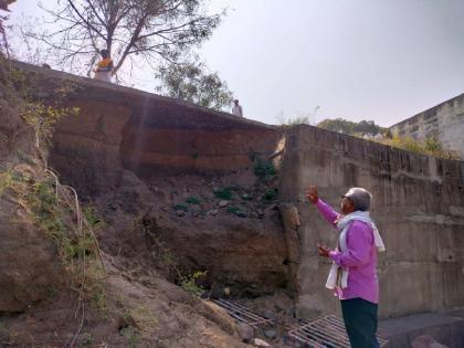 Beware! The road near the Kolar Ghat bridge may become worn, internal mud, stones starts to coming out | सावधान ! कोलार घाट पुलालगतचा रोड खचू शकतो