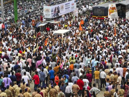 Even though roads were closed by Police, MNS leaders were arrested, and activists were detained, 'Marathi' strength was visible on the Miraroad Street | रस्ते बंद केले, नेत्यांची धरपकड केली, कार्यकर्त्यांना डांबले तरीही ‘मराठी’ ताकद रस्त्यावर दिसली Even though roads were closed by Police, MNS leaders were arrested, and activists were detained, 'Marathi' strength was visible on the Miraroad Street | रस्ते बंद केले, नेत्यांची धरपकड केली, कार्यकर्त्यांना डांबले तरीही ‘मराठी’ ताकद रस्त्यावर दिसली
