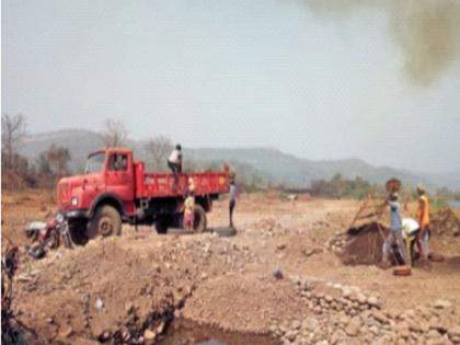 Hunger on traditional sand traders | पारंपरिक वाळू व्यावसायिकांवर उपासमारी