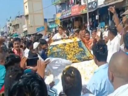 karnataka high court granted anticipatory bail to bjp mla madal virupakshappa received heros welcome in davangere | मुलाच्या अटकेनंतर 'गायब' झाले होते भाजप आमदार, 5 दिवसांनी जोरदार स्वागत