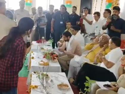 rajasthan education minister caught his ears on hearing student english says i dont know english | "मी गावचा माणूस, मला इंग्रजी समजत नाही"; शिक्षणमंत्र्यांनी विद्यार्थिनीसमोर पकडले कान rajasthan education minister caught his ears on hearing student english says i dont know english | "मी गावचा माणूस, मला इंग्रजी समजत नाही"; शिक्षणमंत्र्यांनी विद्यार्थिनीसमोर पकडले कान