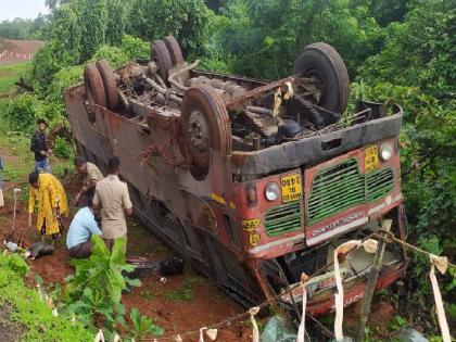 ST bus overturns after driver lost control, accident on Ambadve to Lonand National Highway | Ratnagiri: चालकाचा ताबा सुटून एसटी बस उलटली, आंबडवे ते लोणंद राष्ट्रीय महामार्गावर अपघात