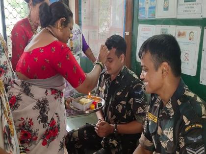 The women of Madh Koliwada celebration raksha bandhan with soldiers | मढ कोळीवाड्यातील महिलांनी सैनिकांना बांधल्या राख्या