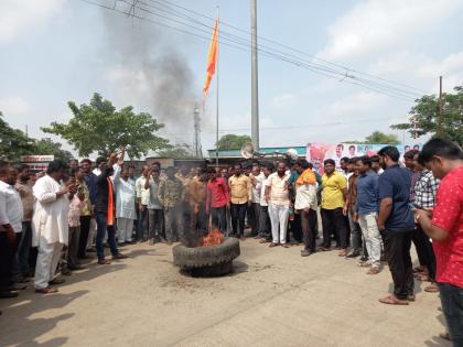 tyres burnt in madha and shinde fadnavis pawar government protest maratha society aggressive | माढा येथे टायर पेटविले; शिंदे, फडणवीस, पवार सरकारचा निषेध, मराठा समाज आक्रमक 