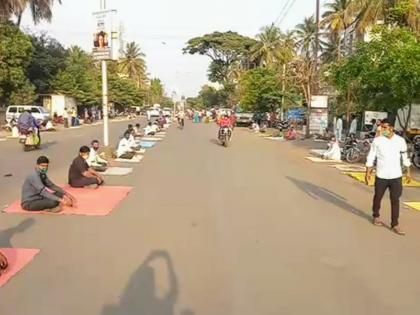 Weekly symbolic vegetable selling agitation against market ban | आठवडे बाजार बंदीविरोधात प्रतिकात्मक भाजी विक्री आंदोलन Weekly symbolic vegetable selling agitation against market ban | आठवडे बाजार बंदीविरोधात प्रतिकात्मक भाजी विक्री आंदोलन