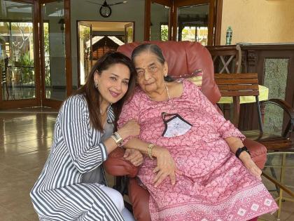 Madhuri dixit emotional post after her mother snehalata dixit death says she taught us many things | आईच्या निधनानंतर माधुरीची भावूक पोस्ट; फोटो शेअर करत म्हणाली, 'आता आईची खोली...'