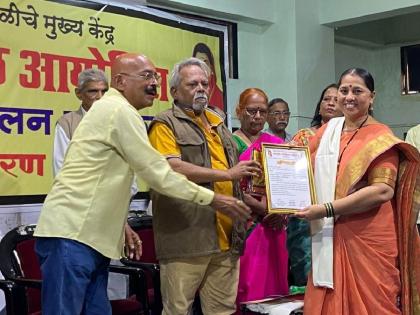 Award to Pramila Pawar by "Marathi Sahitya Mandal" organization | " मराठी साहित्य मंडळ " संस्थेतर्फे प्रमिला पवार यांना पुरस्कार