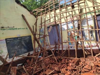 The roof of the school collapsed in the first rain, the accident was averted as the school was closed | sindhudurg: पहिल्याच पावसात शाळेचे छप्पर कोसळले, शाळा बंद असल्याने दुर्घटना टळली