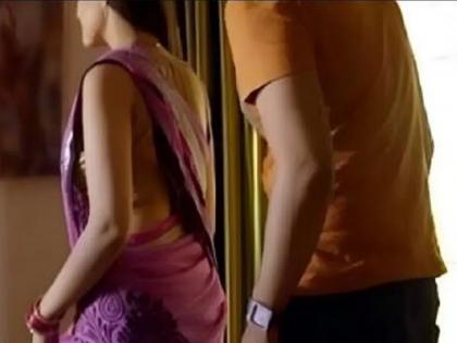 Wife said "I won't let you touch my body", angry husband started the video, put his foot on her neck and... | पत्नी म्हणाली "अंगाला हात लावू देणार नाही", चिडलेल्या पतीने व्हिडीओ सुरू केला, गळ्यावर पाय ठेवला अन्... Wife said "I won't let you touch my body", angry husband started the video, put his foot on her neck and... | पत्नी म्हणाली "अंगाला हात लावू देणार नाही", चिडलेल्या पतीने व्हिडीओ सुरू केला, गळ्यावर पाय ठेवला अन्...