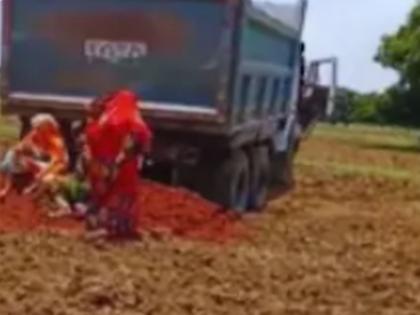 Soil poured from dumper, attempt to bury two women alive, case registered against three   | डंपरमधून माती ओतली, दोन महिलांना जिवंत पुरण्याचा प्रयत्न, तिघांविरोधात गुन्हा दाखल  