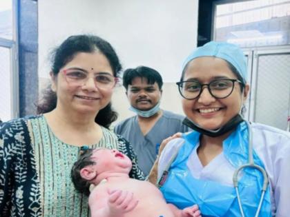 Madhya Pradesh: Woman Gives Birth to 5.2 Kg Baby in Rare Delivery In Jabalpur | जबलपूरमध्ये ५.२ किलो वजनाच्या बाळाचा जन्म; डॉक्टरांनीही व्यक्त केले आश्चर्य! Madhya Pradesh: Woman Gives Birth to 5.2 Kg Baby in Rare Delivery In Jabalpur | जबलपूरमध्ये ५.२ किलो वजनाच्या बाळाचा जन्म; डॉक्टरांनीही व्यक्त केले आश्चर्य!