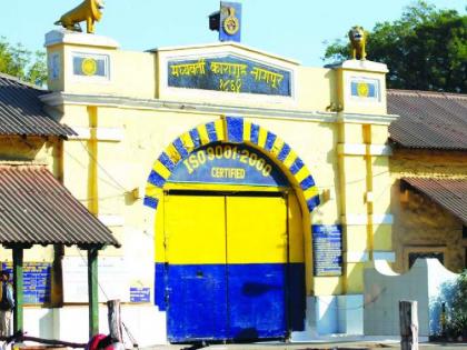 An attempt by a prisoner to carry a ganja mobile battery into the prison; He was caught by the prison guards during the search | कैद्याकडून गांजा, मोबाइल बॅटरी तुरुंगात नेण्याचा प्रयत्न; झडतीत कारागृह रक्षकांनी पकडले