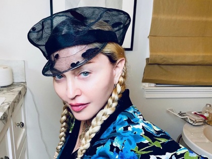 Famous pop singer Madonna flaunts Her Abs And Scars | फेमस पॉप सिंगर मॅडोना तिच्या फोटोमुळे चर्चेत, चाहते देतायेत अशा रिएक्शन