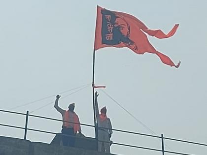 Movement of Maratha reservation youth by climbing on two hundred feet tank; Food sacrifice in Ranamsale for Maratha reservation | दोनशे फुट टाकीवर चढून युवकाचं आंदोलन; मराठा आरक्षणासाठी रानमसलेत अन्नत्याग