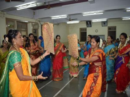 Dhangar Pratishthan Mahila Mandal's "Mangalagaur" program, presentation of various sports | धनगर प्रतिष्ठान महिला मंडळाचा "मंगळागौर" कार्यक्रम, विविध खेळांचे सादरीकरण 