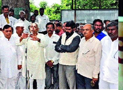 Last message to Bapusaheb Magadoom, funeral in Sangli: Thousands of great, unorganized women attend the funeral; Respected by dignitaries | बापूसाहेब मगदूम यांना अखेरचा निरोप सांगलीत अंत्यसंस्कार : अंत्ययात्रेत हजारो हमाल, असंघटित महिलांची उपस्थिती; मान्यवरांकडून आदरांजली