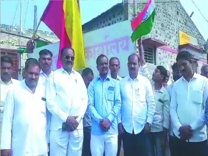 Karnataka-Maharashtra border dispute: After Trikondi, flags and placards of Karnataka also appeared in Umrani | कर्नाटक-महाराष्ट्र सीमावाद: जतमधील तिकोंडीनंतर 'या' गावात लागले कर्नाटकचे ध्वज व फलक