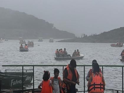 The mercury of Mahabaleshwar dropped, Along with the hail, the fog robs the tourists of their joy | Satara: महाबळेश्वर झालं थंडगार; उन्हाळ्यात गारव्याबरोबरच धुक्याची दुलई, पर्यटक लुटतायत मनमुराद आनंद