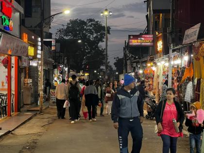 Cold has increased in Mahabaleshwar since last four days; Crowd of tourists | महाबळेश्वर बाजारपेठेसह वेण्णा लेक, लिंगमळा गारठला; पर्यटकांची गर्दी