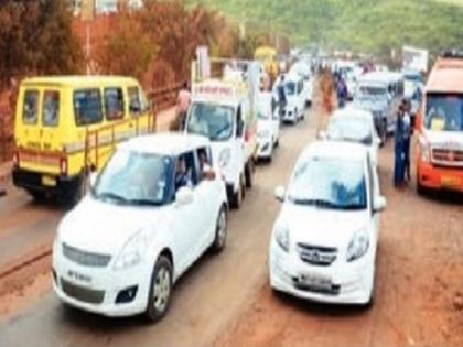 Traffic jam in Mahabaleshwar due to tourist crowd | थंड महाबळेश्वरात मार्ग काढताना पर्यटकांना फूटतोय घाम..