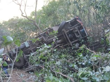 terrible accident tempo 500 feet down a steep slope 40 people were passengers children among the injured | भीषण अपघात! तीव्र उतारावरून टेम्पो ५०० फूट दरीत; ४० जण होते प्रवासी, जखमींमध्ये लहान मुले 