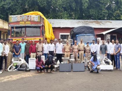 Arrested at airport before leaving for Dubai after selling hotel materials in Mahabaleshwar Satara police take action in Mumbai | हॉटेलमधील साहित्य विकून दुबईला निघाला, कामगाराला विमानतळावर जेरबंद केला; सातारा पोलिसांची मुंबईत कारवाई Arrested at airport before leaving for Dubai after selling hotel materials in Mahabaleshwar Satara police take action in Mumbai | हॉटेलमधील साहित्य विकून दुबईला निघाला, कामगाराला विमानतळावर जेरबंद केला; सातारा पोलिसांची मुंबईत कारवाई