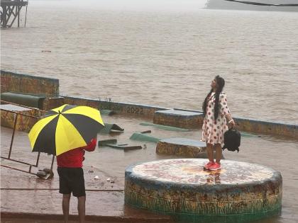 Crowd of tourists in Mahabaleshwar known as Cherrapunji of Maharashtra | Mahabaleshwar- जलधारा अन् चोहीकडे धुक्याची दुलई, महाराष्ट्राच्या 'चेरापुंजी'त पर्यटक लुटतायेत मनमुराद आनंद