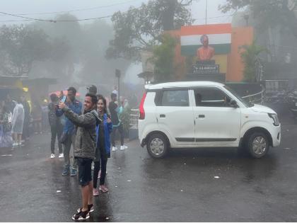 Due to consecutive holidays there is a rush of tourists in Mahabaleshwar | सलग सुट्यांमुळे महाबळेश्वर पर्यटकांनी बहरले, वर्षा सहलीसोबतच निसर्गाचा लुटताहेत आनंद