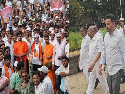 Opposition to Dhairyasheel Mane and Prakash Awade speaking during the self-sacrifice march for Mahadevi elephants in Kolhapur They left without speaking | Mahadevi Elephant: आत्मक्लेश पदयात्रेत धैर्यशील माने, प्रकाश आवाडे यांना बोलण्यास विरोध; काहींनी घातला गोंधळ