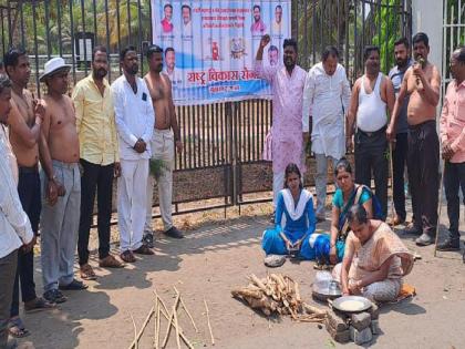 Rashtriya Vikas Sena protested against inflation by lighting a hearth in front of the Sangli Collector Office | सांगलीत जिल्हाधिकारी कार्यालयासमोर चूल पेटवून थापल्या भाकऱ्या, राष्ट्रविकास सेनेकडून महागाईचा निषेध