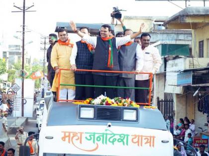 Police are detaining the protesters during the Chief Minister program | मुख्यमंत्र्यांच्या महाजनादेश यात्रेला आंदोलकांची धास्ती