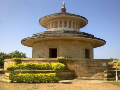 nagpur ramtek mahakavi kalidas memorial in bad condition maharashtra | रामटेकमध्ये महाकवी कालिदासांच्या नशिबी विरह, वेदनाच!