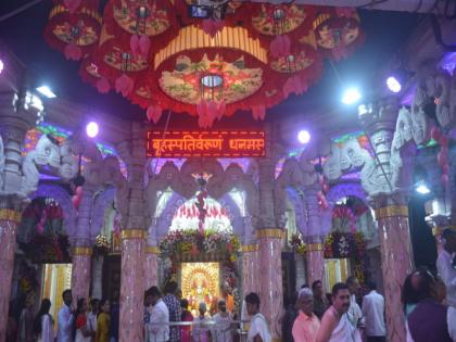 Sri Mahalakshmi Devi of Pune seated in kamalpushap decoration | 'कमलपुष्प' सजावटीमध्ये पुण्यातील श्री महालक्ष्मी देवी विराजमान