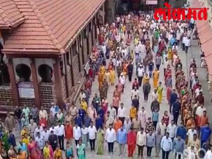 Collective singing of national anthem in Kolhapur's intersections, government, private offices, schools and colleges | सामुहिक राष्ट्रगीताने जागवली देशभक्तीची प्रेरणा, कोल्हापूरकरांचा उत्स्फूर्त प्रतिसाद