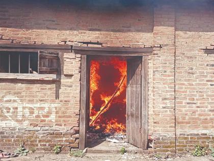 Fire broke out in the old building of Primary Health Center in Malharpeth Taluka Patan satara | सातारा: मल्हारपेठेतील आरोग्य केंद्राच्या जुन्या इमारतीस आग; कागदपत्रे जुळून खाक