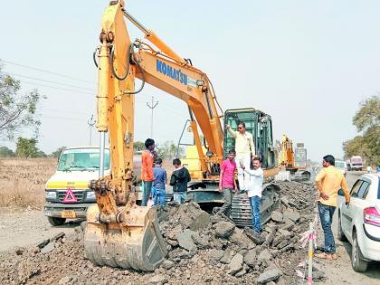 Cocktail cracks on the Jalgaon-Aurangabad highway due to lack of water | जळगाव-औरंगाबाद महामार्गावर पाण्याअभावी कॉक्रिटला तडे