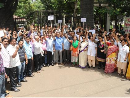 Kolhapur: The Govt. Employee on the road, the Maha Parishad in front of the Collector Office | कोल्हापूर : सरकारी कर्मचारी रस्त्यावर, जिल्हाधिकारी कार्यालयासमोर महानिदर्शने