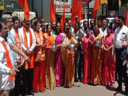 On behalf of the Shiv Sena Thackeray party on the issue of inadequate water supply Demonstrations in front of Kolhapur Municipal Corporation | Kolhapur- पाणी पुरवठा पुर्ववत करा, अन्यथा तोंडाला काळे फासू; शिवसेना ठाकरे पक्षाच्यावतीने महापालिकेसमोर निदर्शने